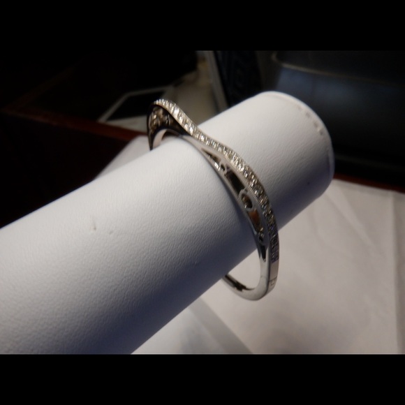 18k  white gold bangle diamond bracelet - Picture 7 of 8